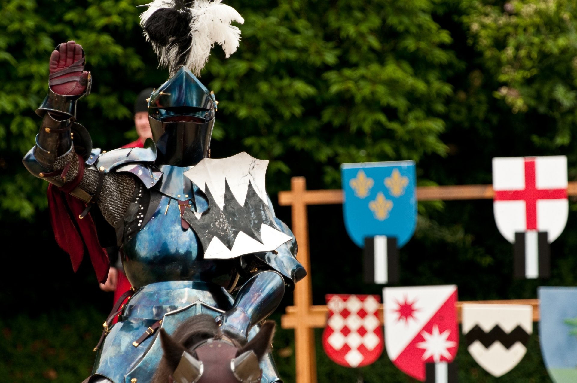 ritter rüstung metall helm federn gruß