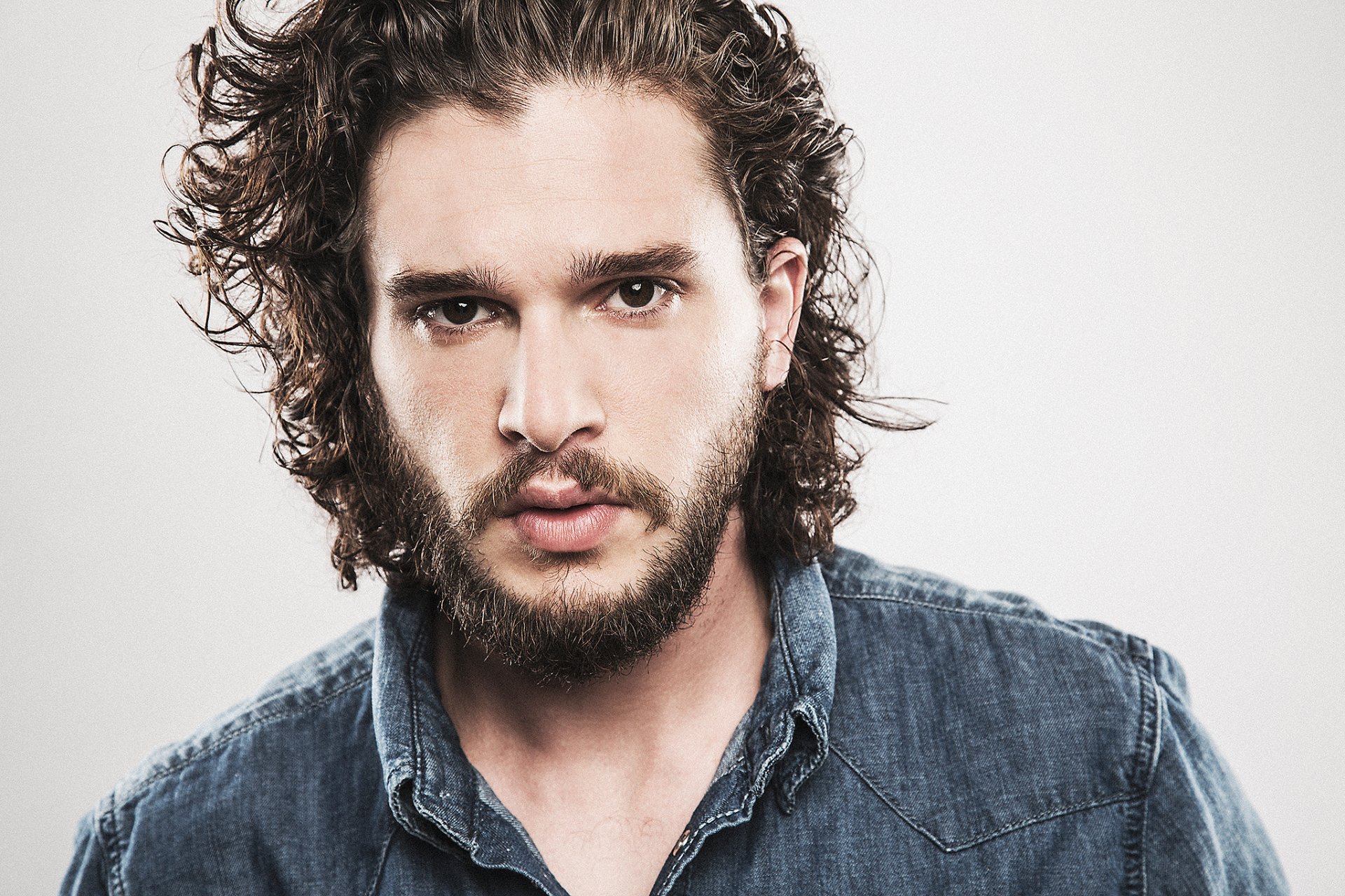 kit harington kit harrington attore ritratto vista viso barba camicia sfondo primo piano servizio fotografico françois berthier 2015 parigi