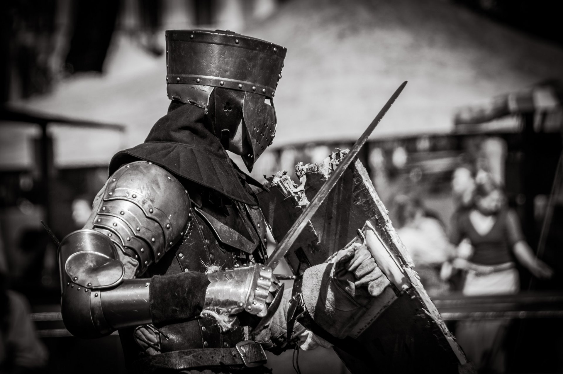 guerrier armure casque épée bouclier