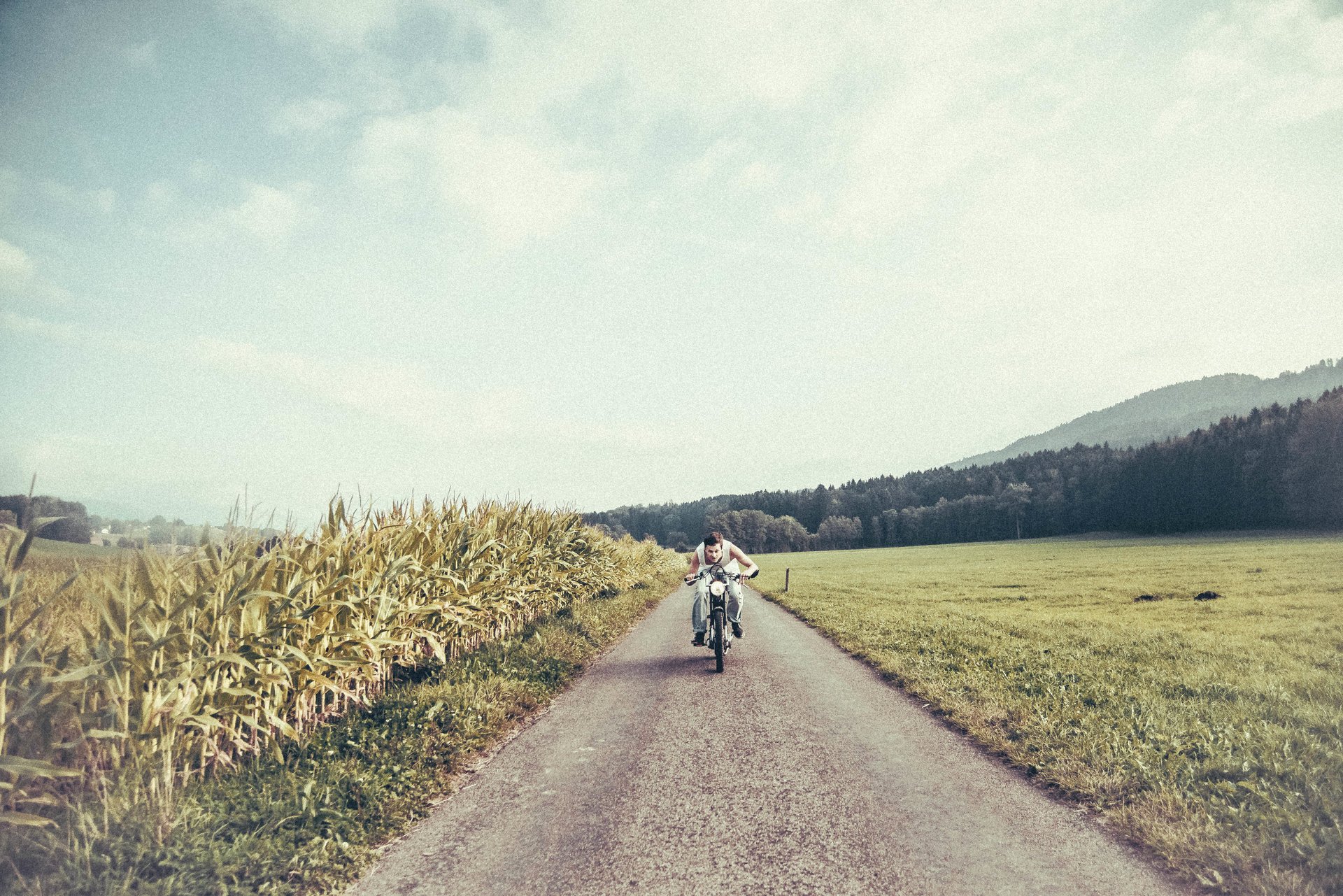 route mâle moto champ ferme maïs nuages soleil