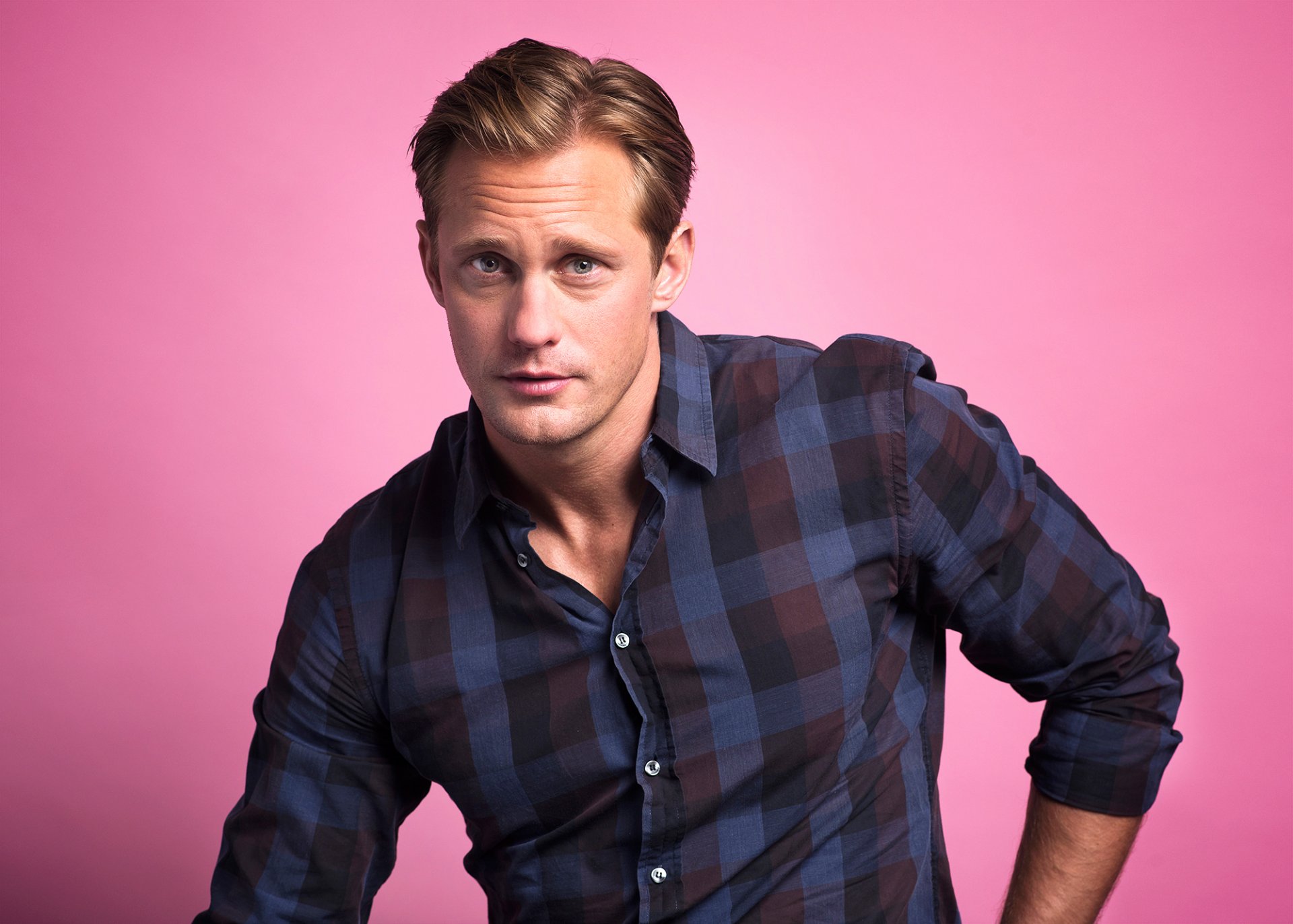 alexander skarsgard acteur fond chemise photographe john premosch pour le site buzzfeed