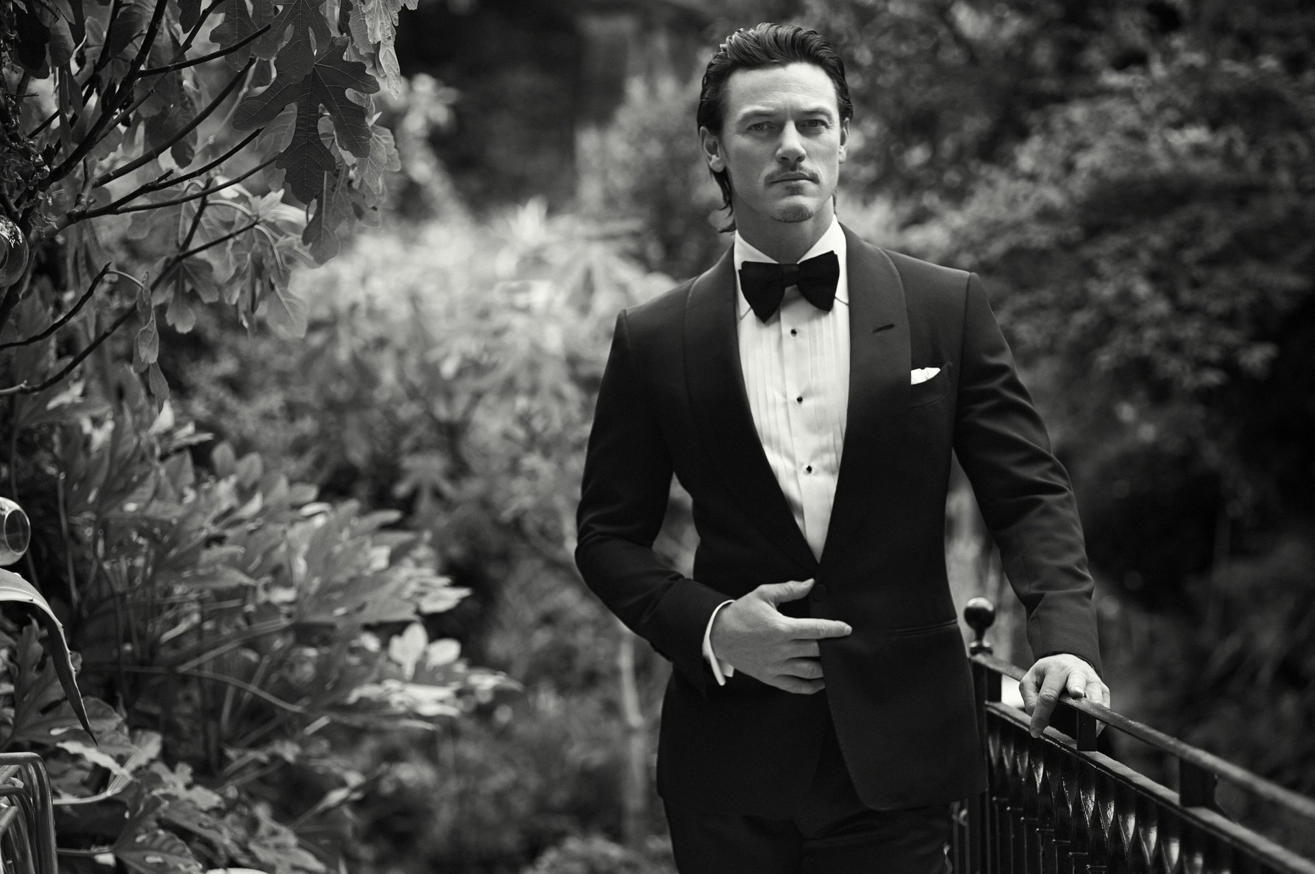 luke evans hombre traje mariposa