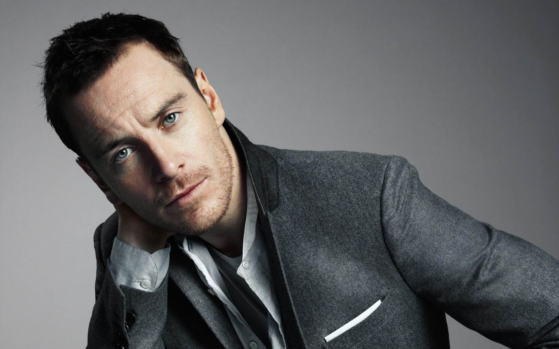 michael fassbender schauspieler kostüm borsten blick