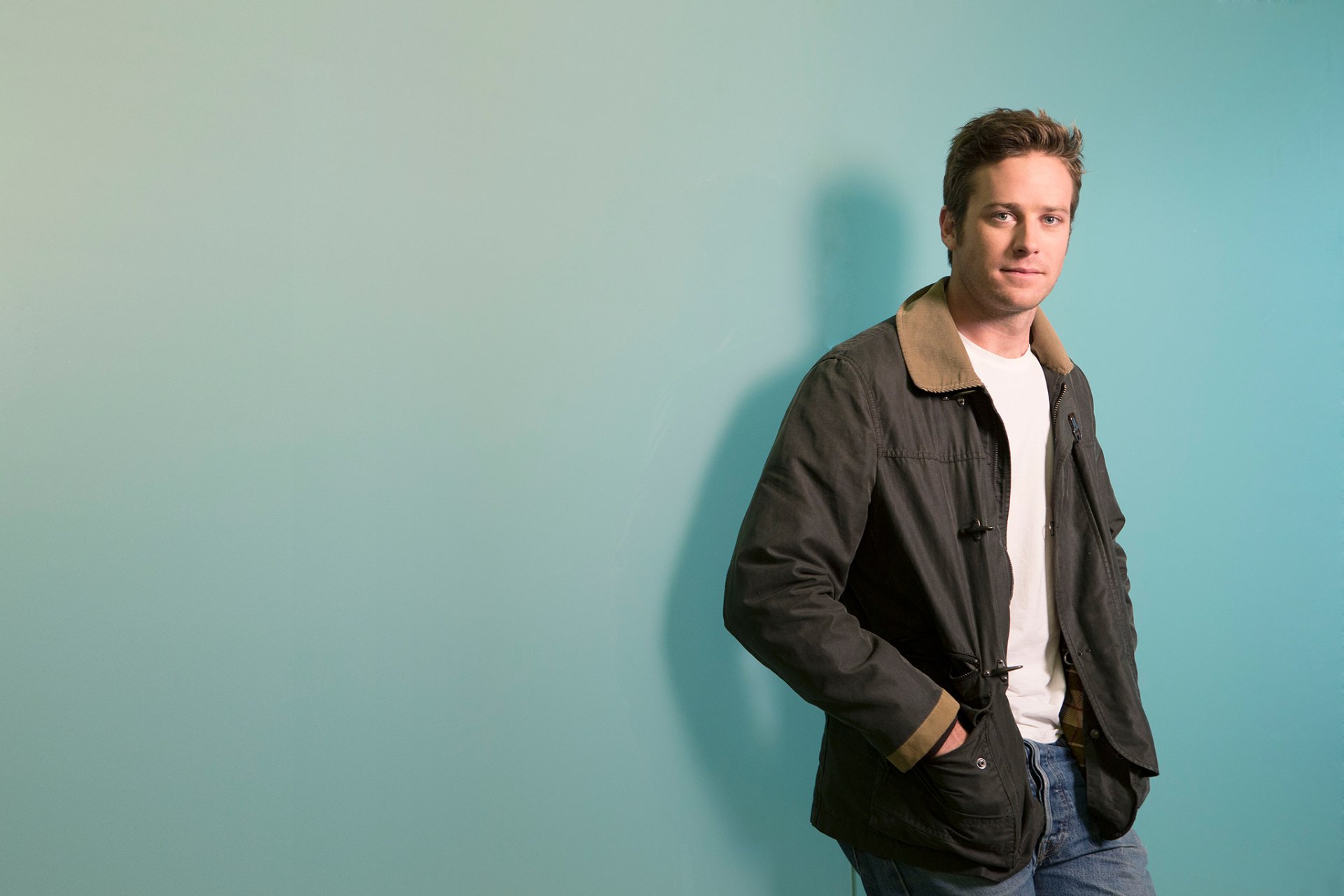 armie hammer attore giacca jeans sfondo giornale usa today dan macmedan