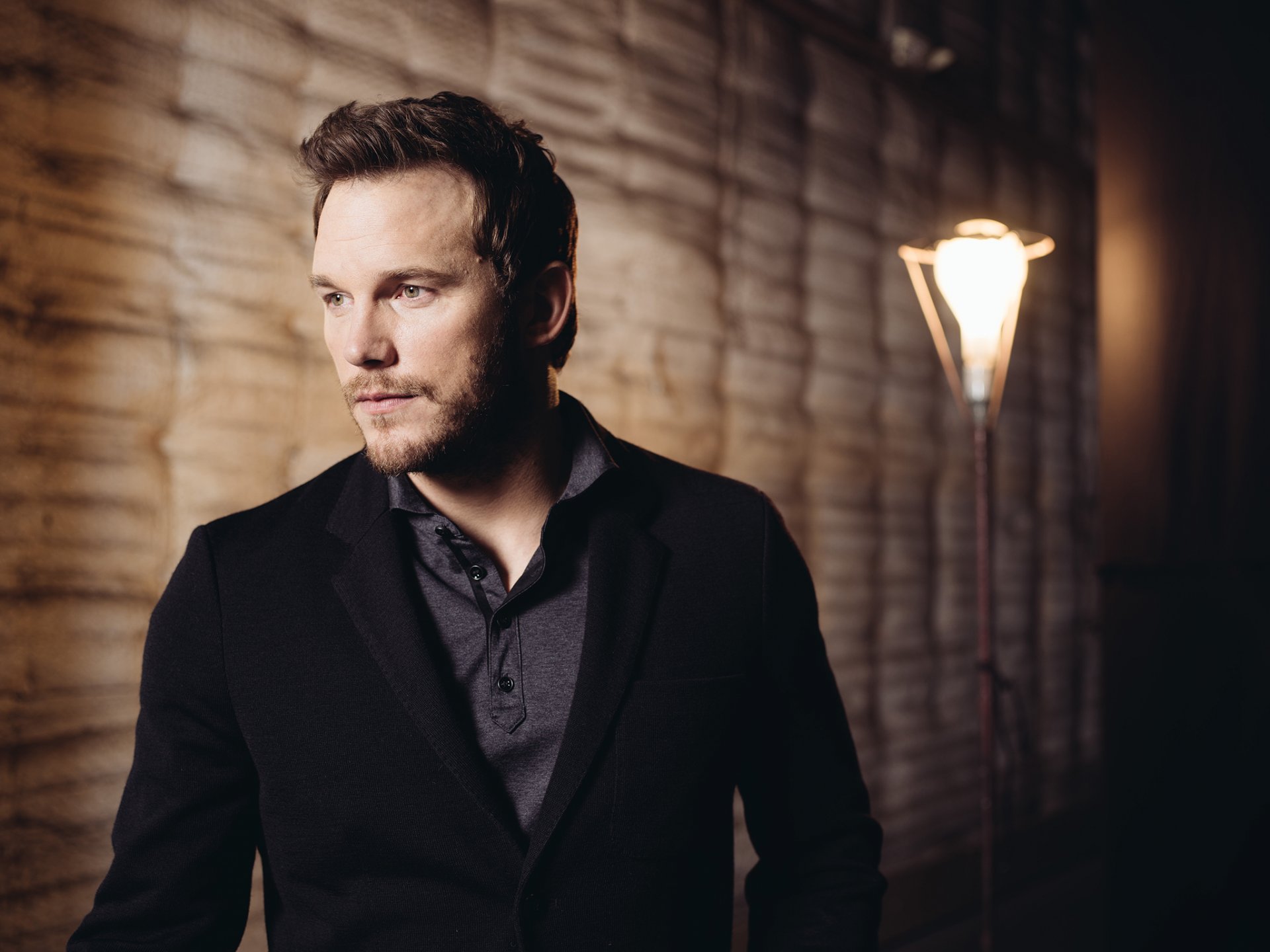 chris pratt actor chaqueta lámpara sesión de fotos para la película mundo jurásico mundo jurásico fotógrafo casey curry