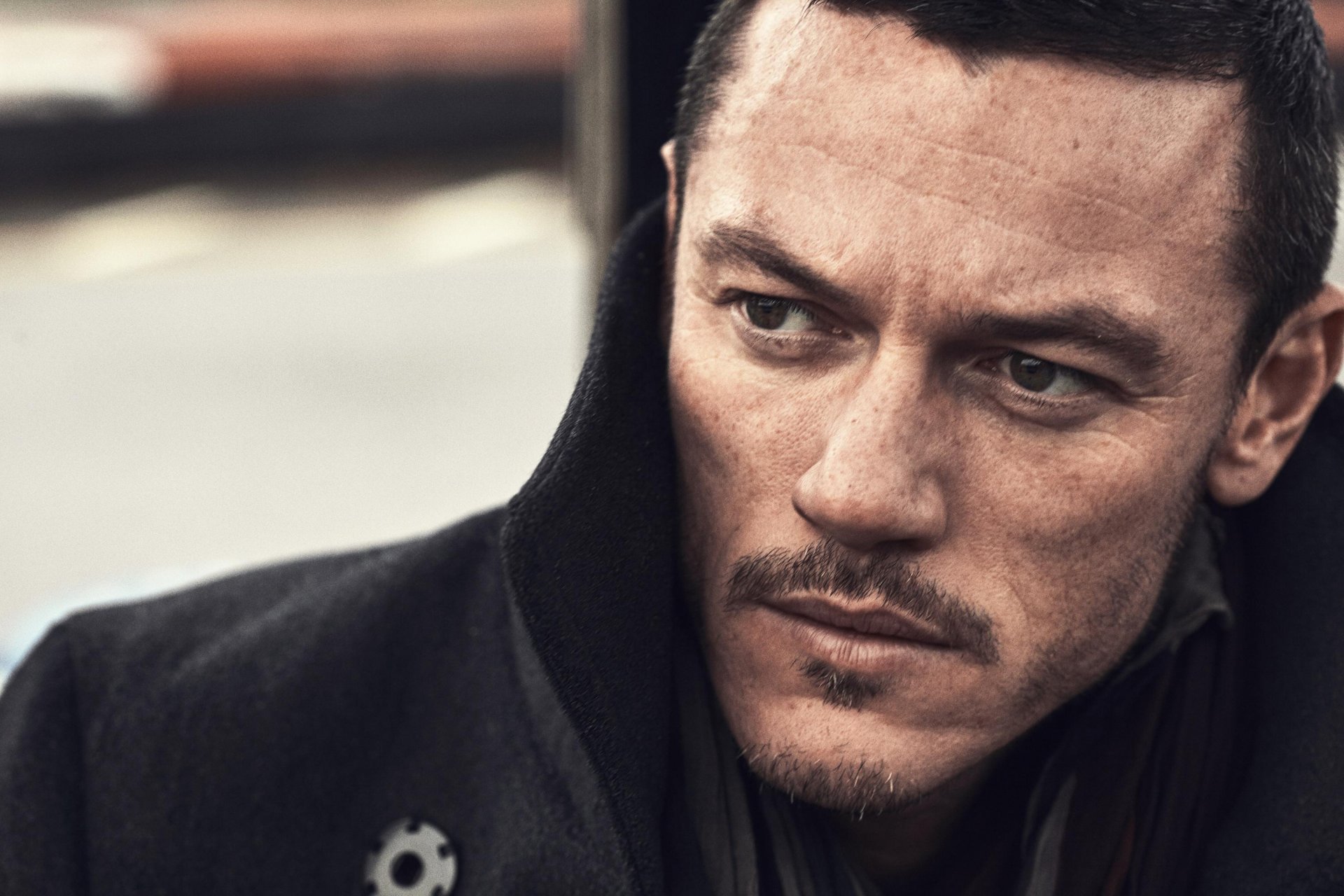 luke evans uomo lentiggini cappotto