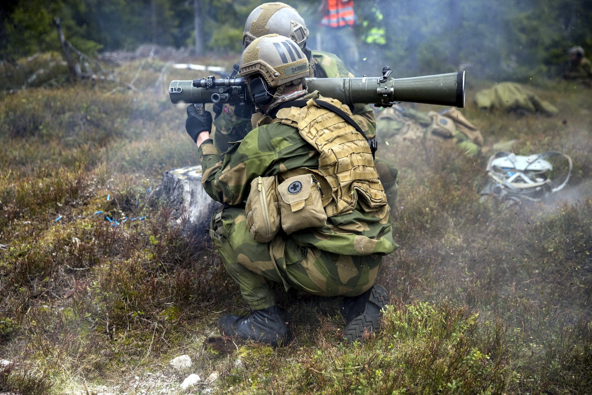 norwegian army men weapon