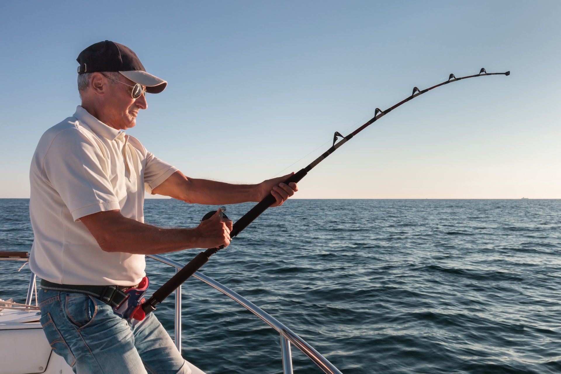 pesca en alta mar hombre lucha fuerza barco