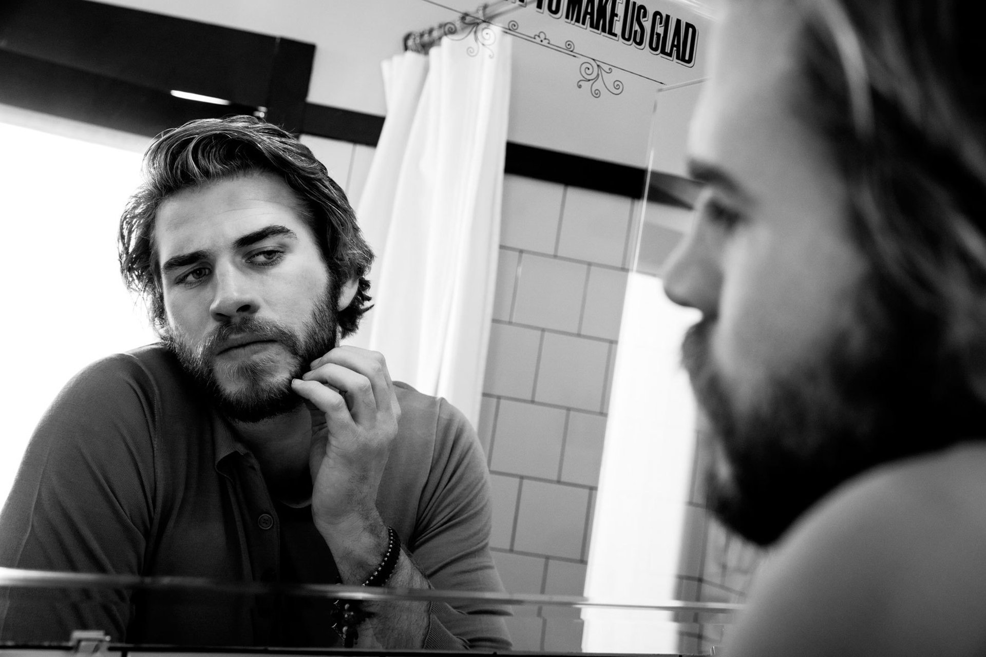 liam hemsworth liam hemsworth schauspieler bart spiegel reflexion schwarz und weiß fotoshooting magazin esquire