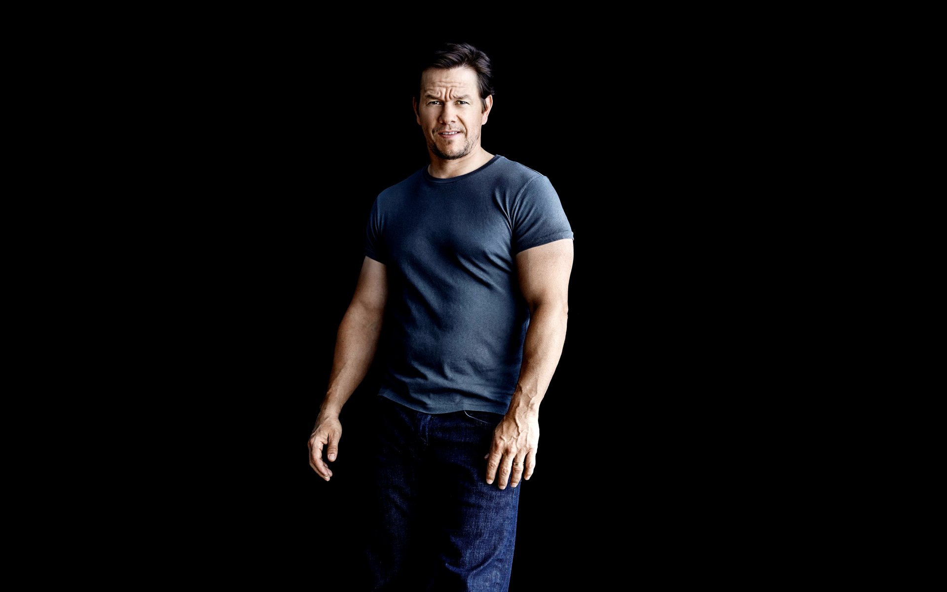 mark wahlberg actor jeans camiseta fondo negro fotógrafo patrick giardino revista mens health