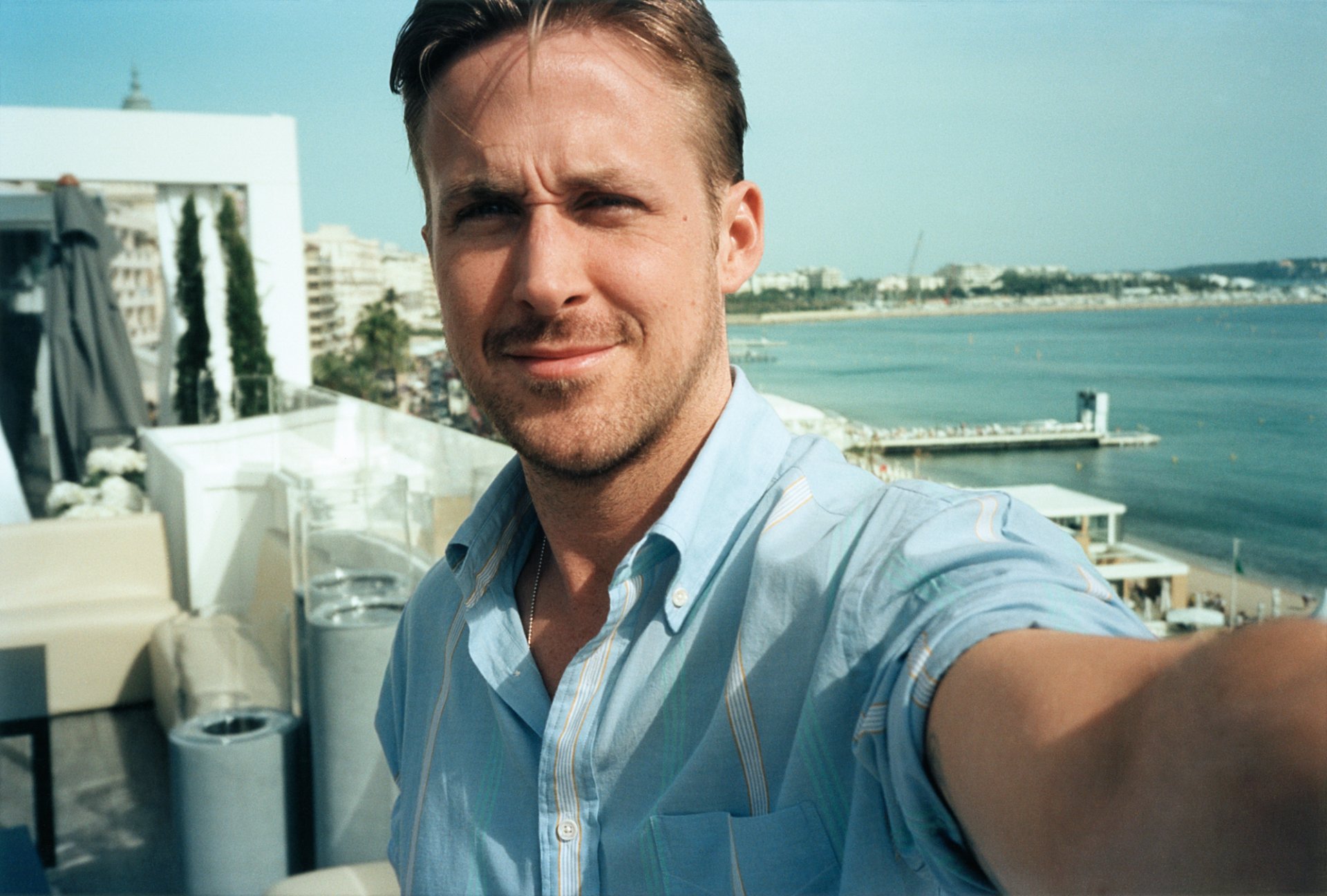 ryan gosling attore camicia estate mare foto jonas unger zeit