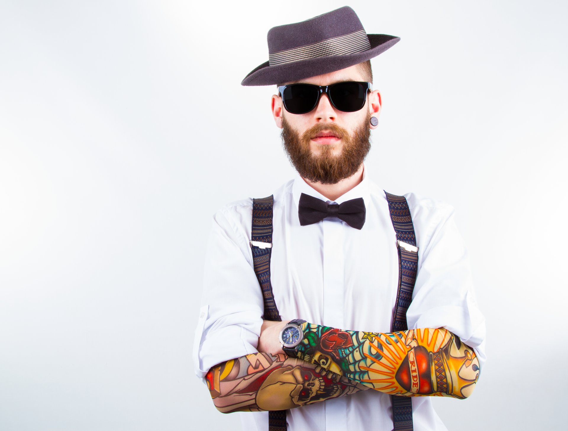 moda tatuaje camisa presentar gafas de sol