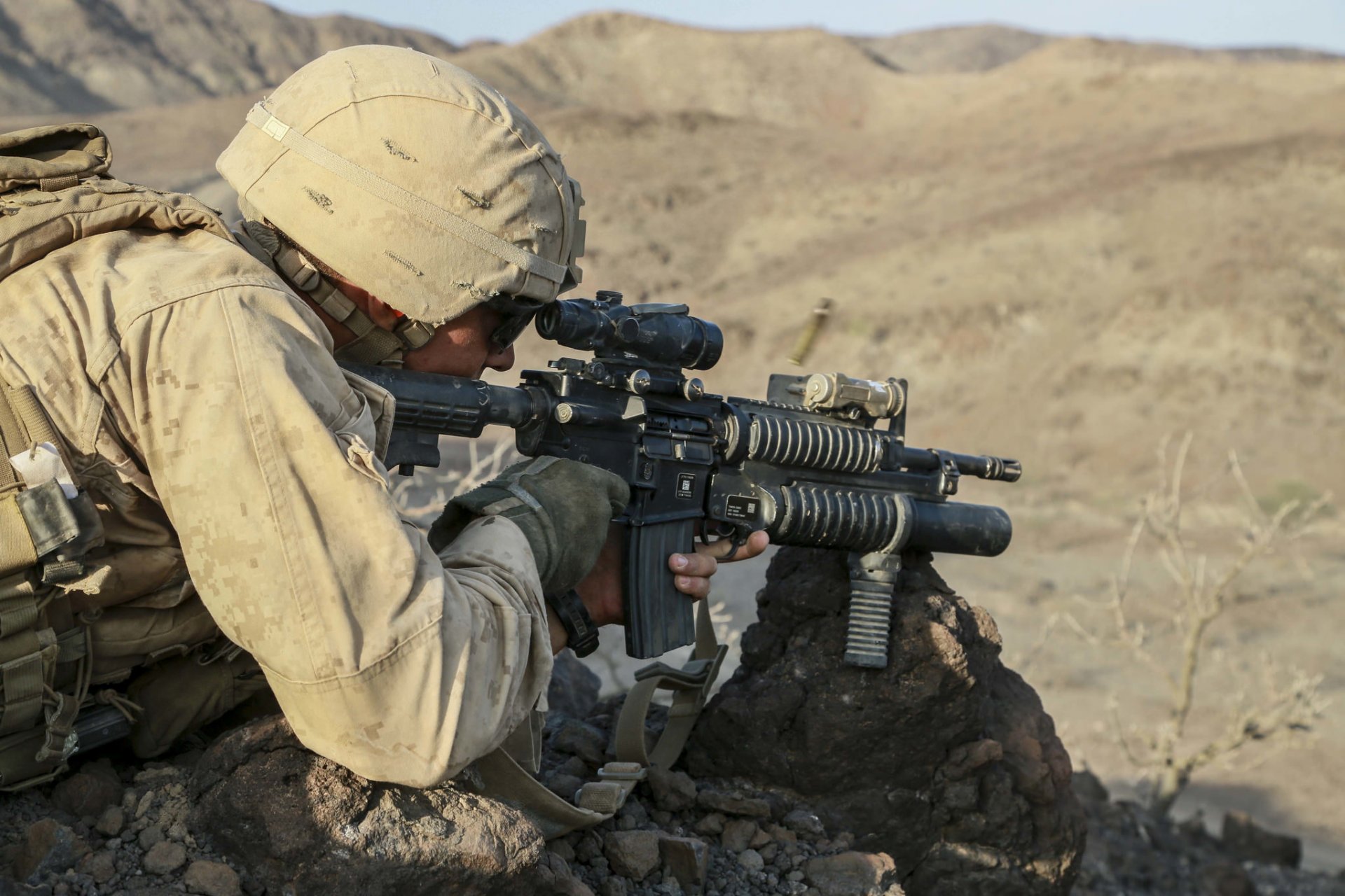 united states marine corps men weapon