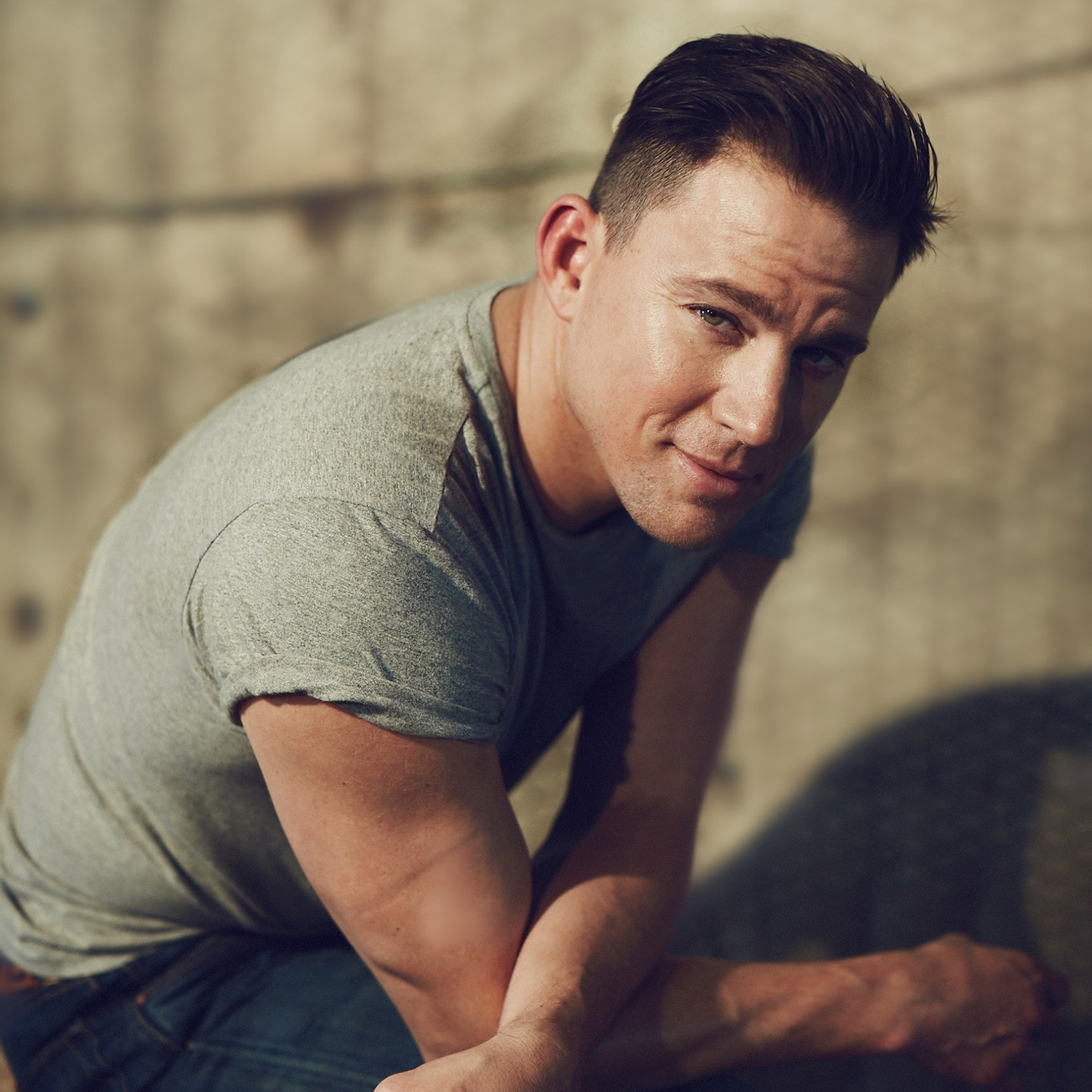 channing tatum schauspieler aussehen t-shirt jeans unschärfe foto norman jean roy