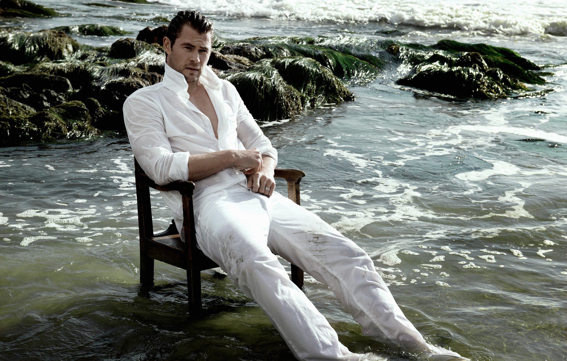 chris hemsworth acteur assis sur une chaise dans l eau humide en blanc costume se reposer mer côte photographe yu cai magazine flaunt