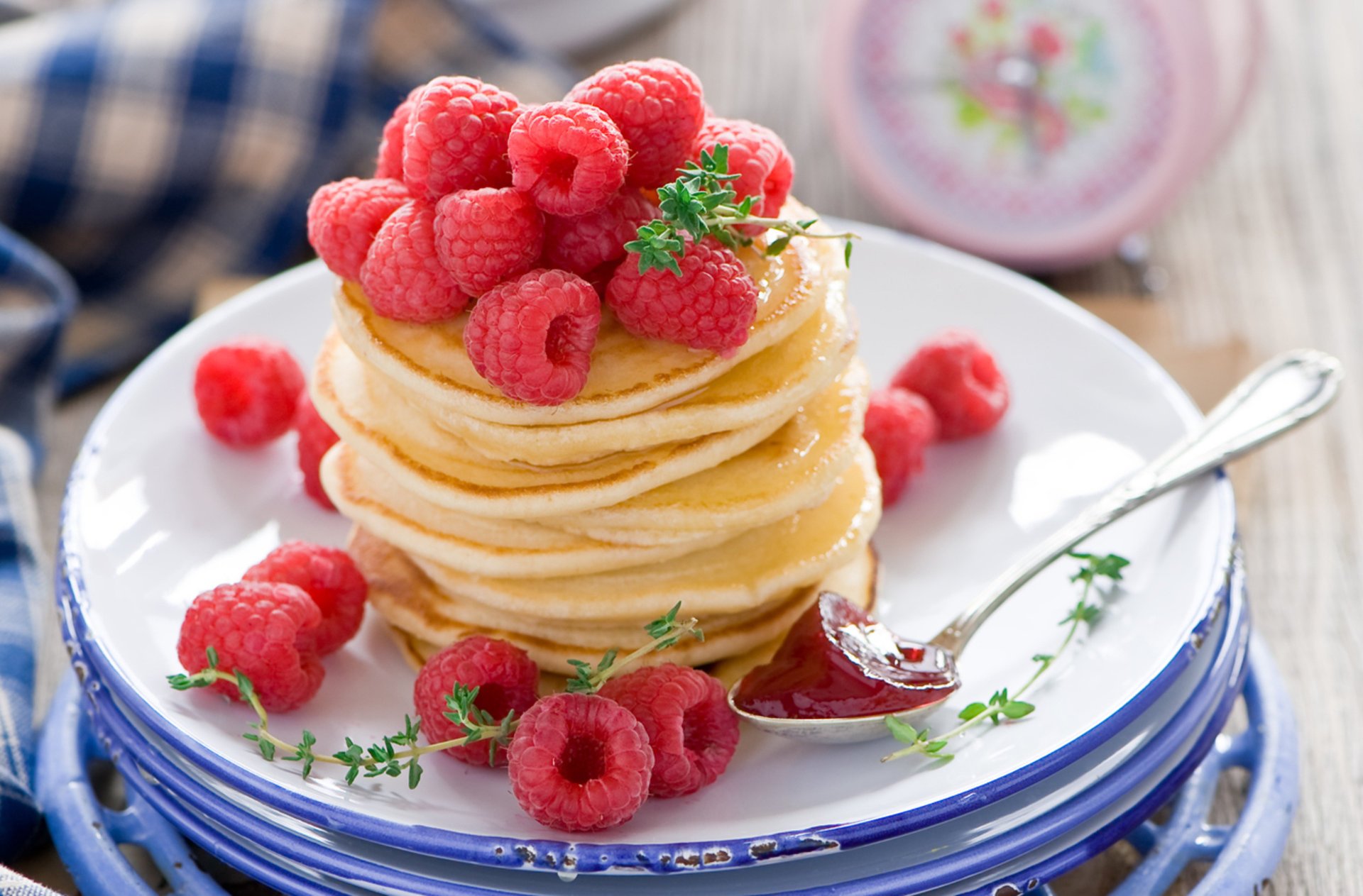 maliny owoce deser naleśniki food fruits jedzenie naleśniki