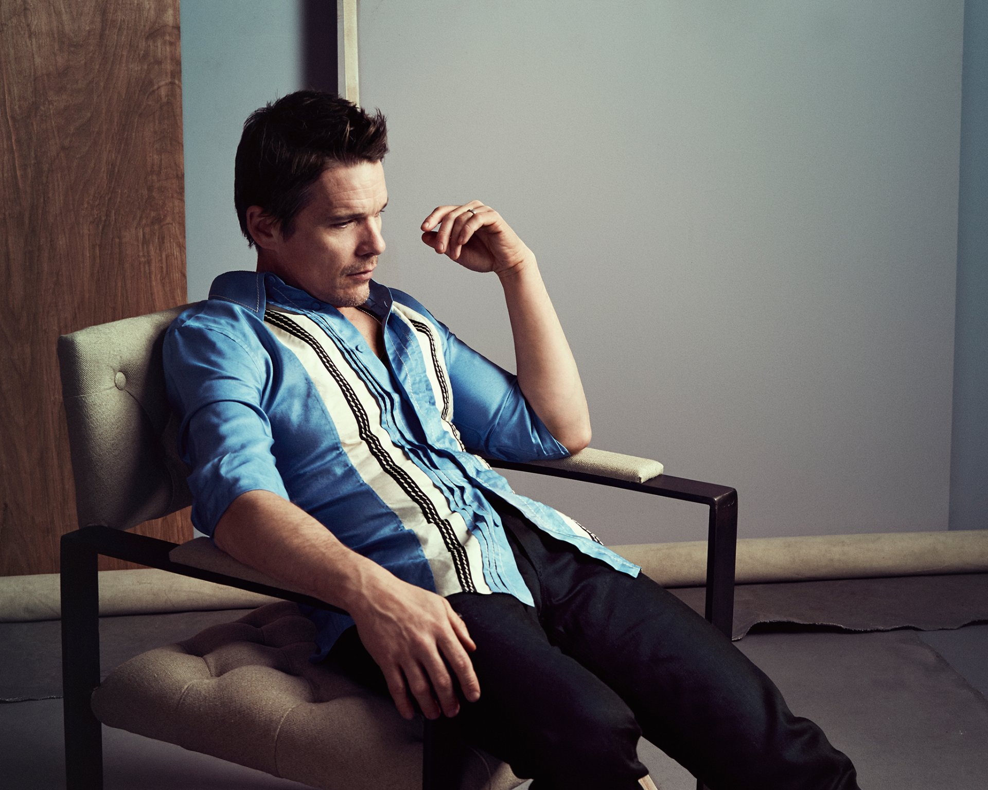 ethan hawke ethan hawke acteur chemise pantalon fauteuil séance photo style californien photographe marc abrahams 2015