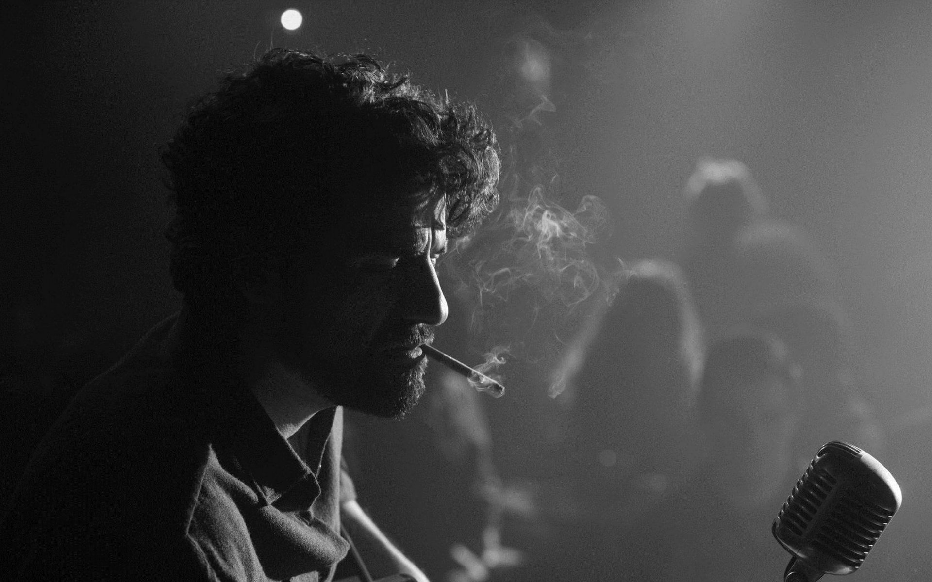 all interno di llewyn davis oscar isaac hernandez oscar isaac attore b / n bianco e nero crepuscolo microfono sigaretta fumo pubblico pubblico ricci ricci barba