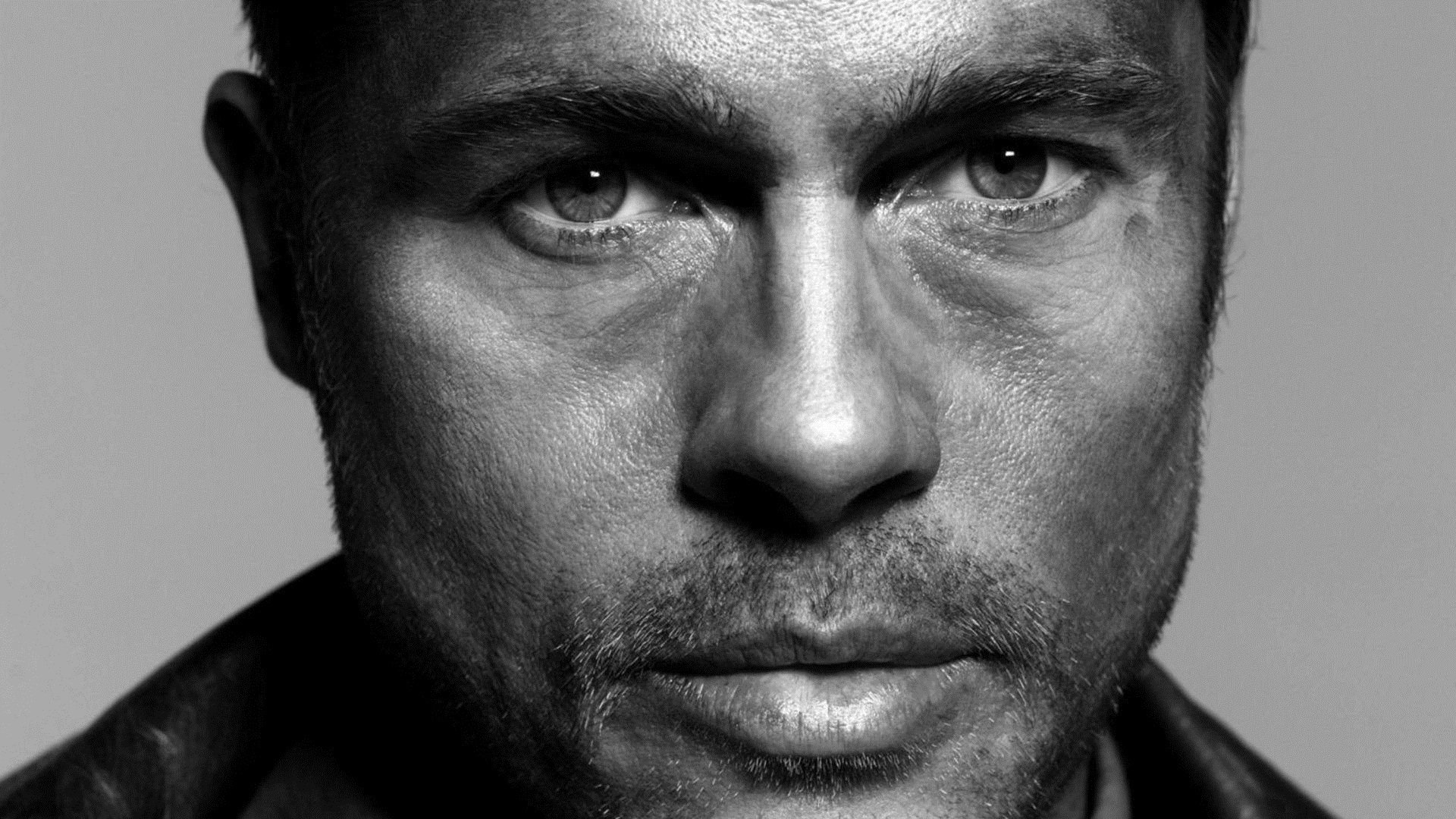 brad pitt portret czarno-biały