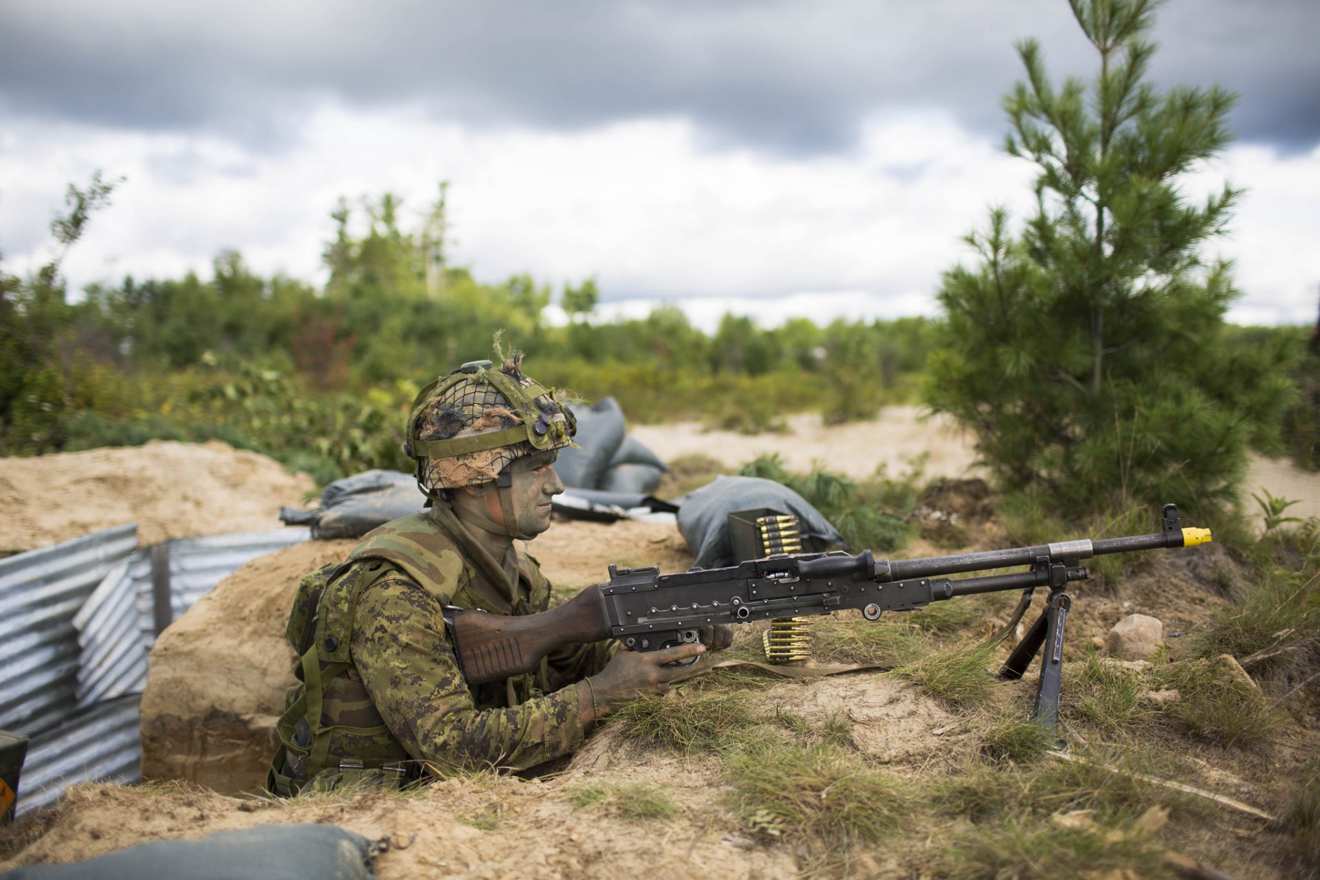 ejército canadiense soldado armas