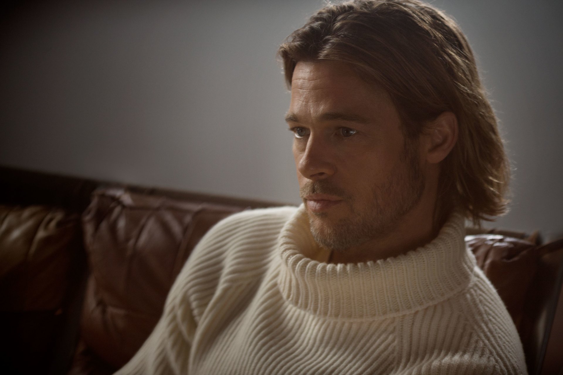 brad pitt brad pitt aktor blond sweter sofa