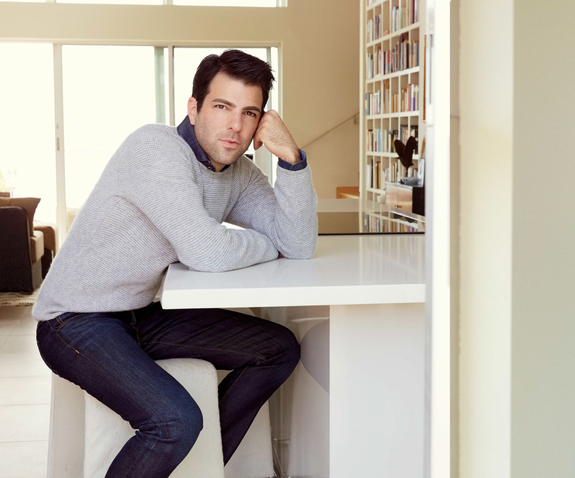 zachary quinto quinto actor sentado en la mesa jersey jeans sesión de fotos robert ascroft revista hampton