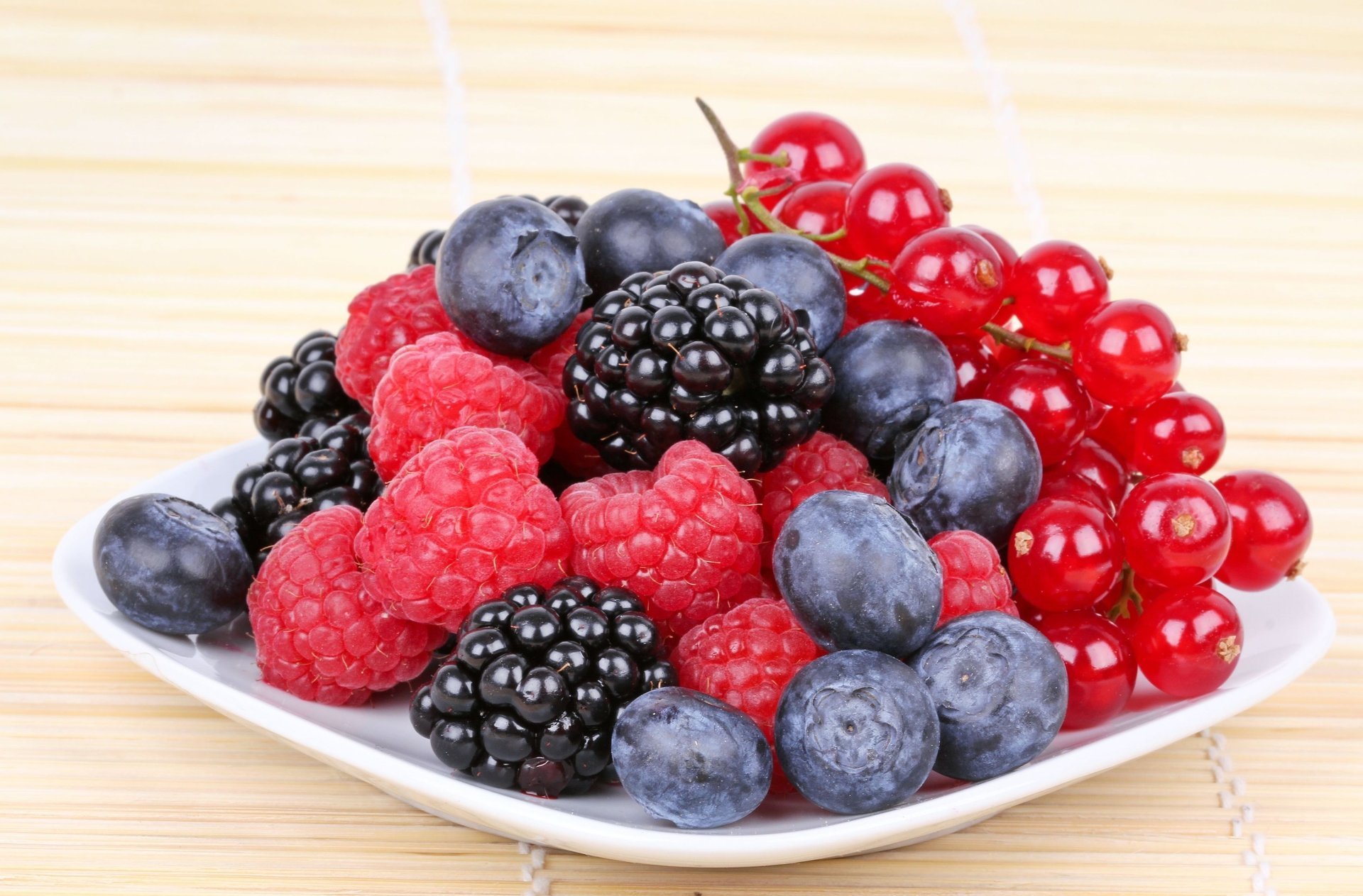 essen blaubeeren hintergrund teller johannisbeere beeren himbeeren