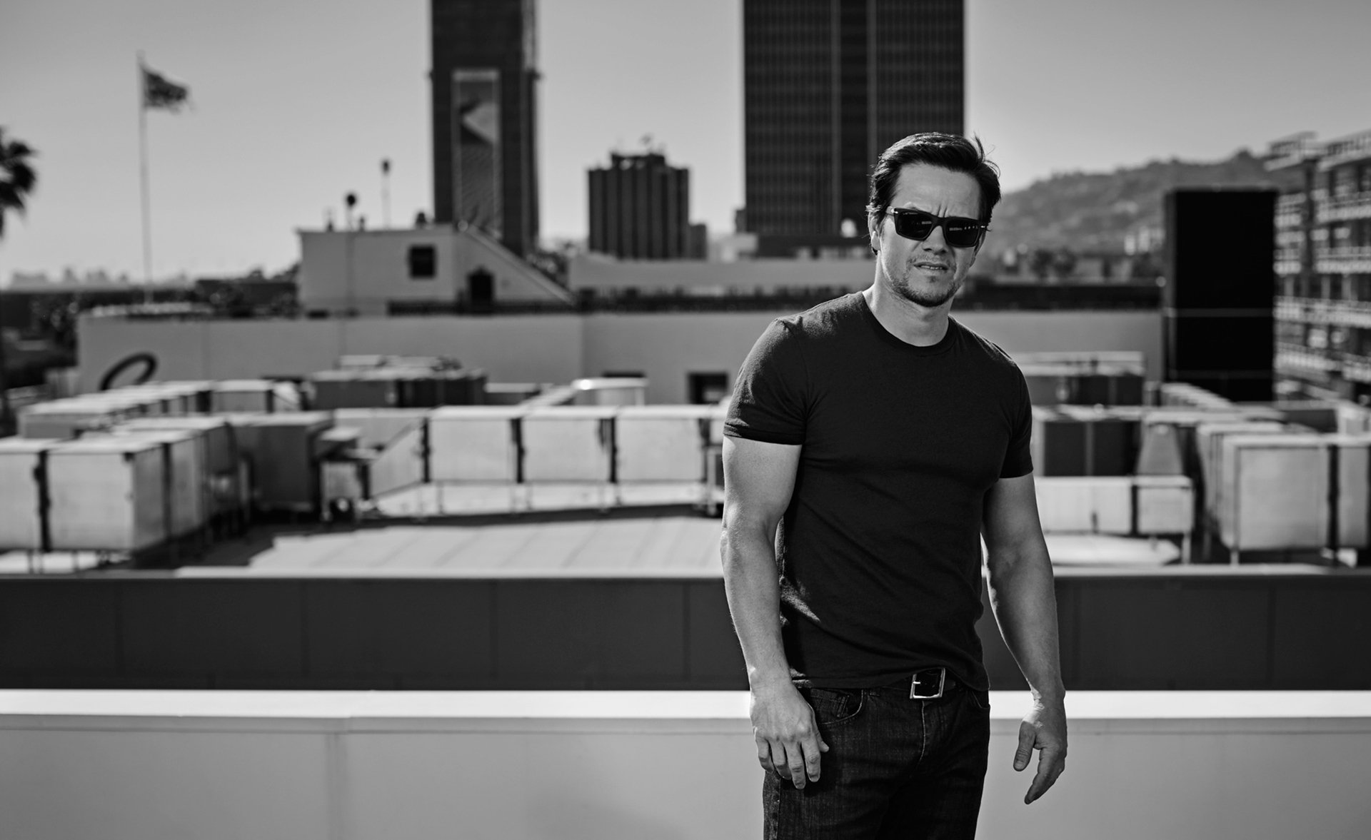 mark wahlberg aktor okulary dżinsy t-shirt dach czarno-biały patrick giardino magazyn zdrowie mężczyzn