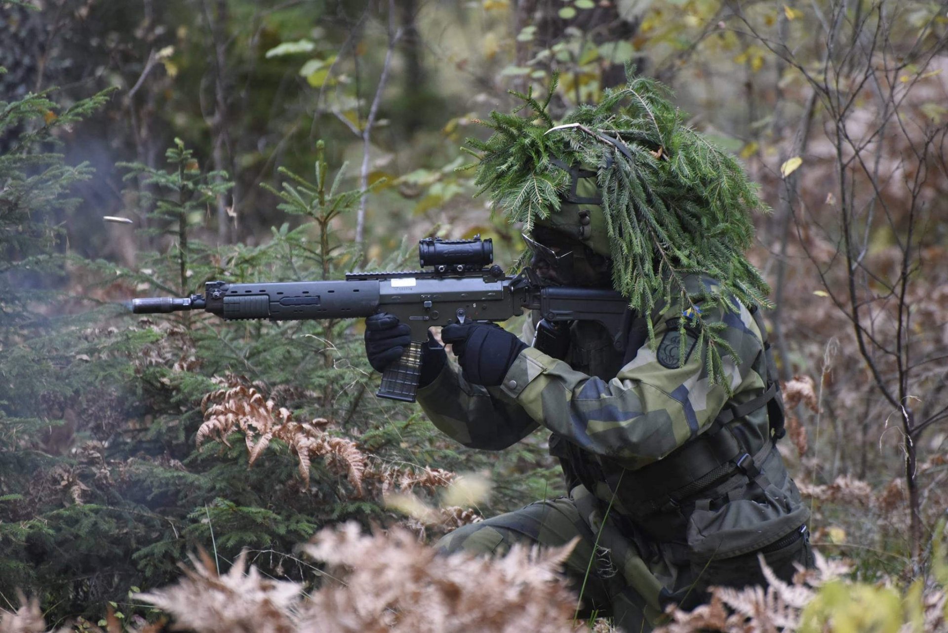 armée suédoise soldat arme forêt