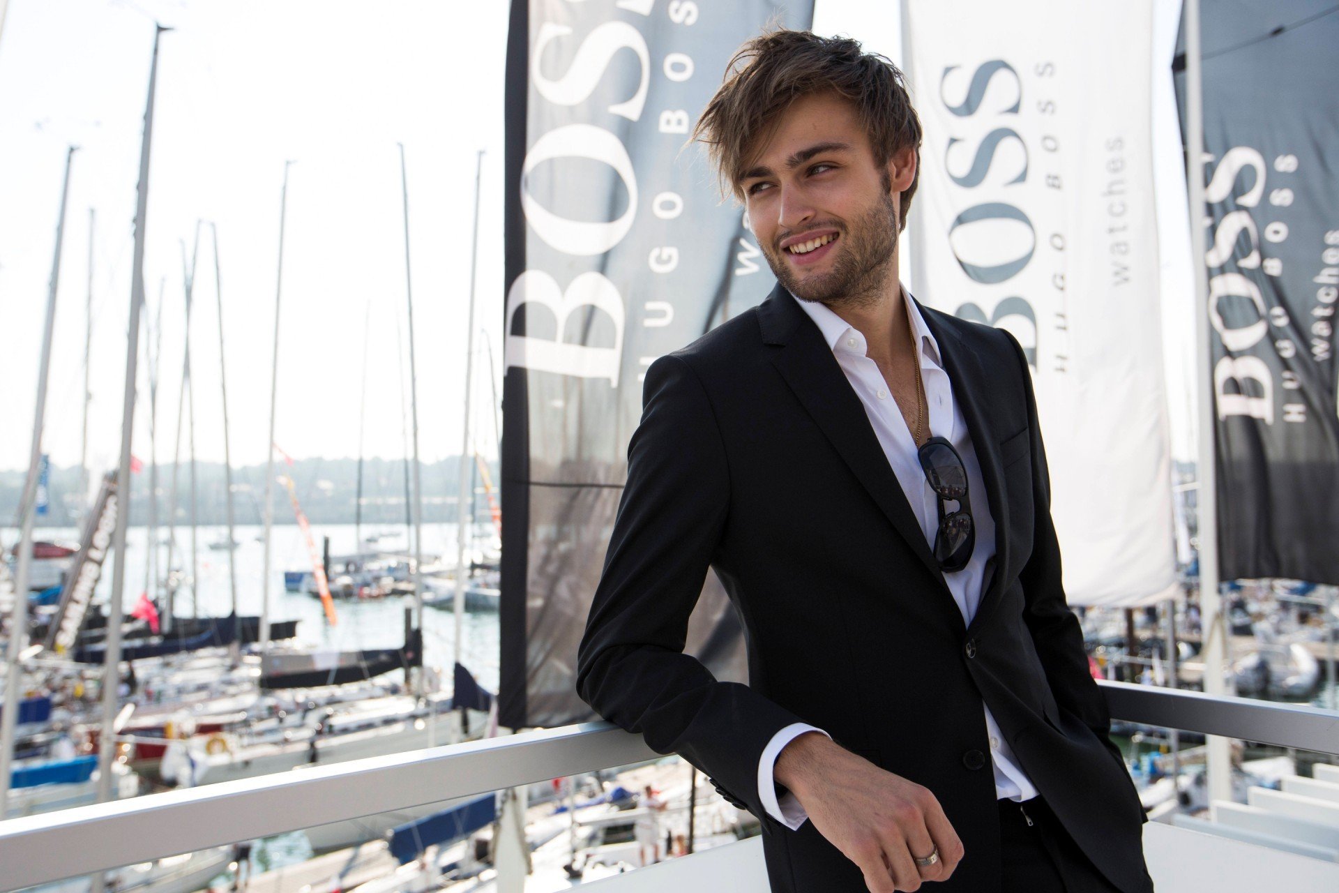 douglas booth actor chaqueta hugo bo