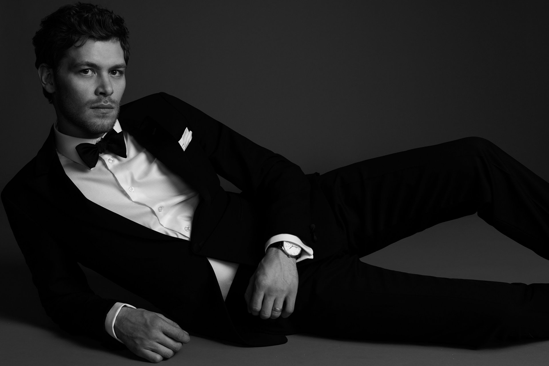 joseph morgan hombre esmoquin traje mariposa blanco y negro actor miente pose reloj camisa chaqueta pantalones