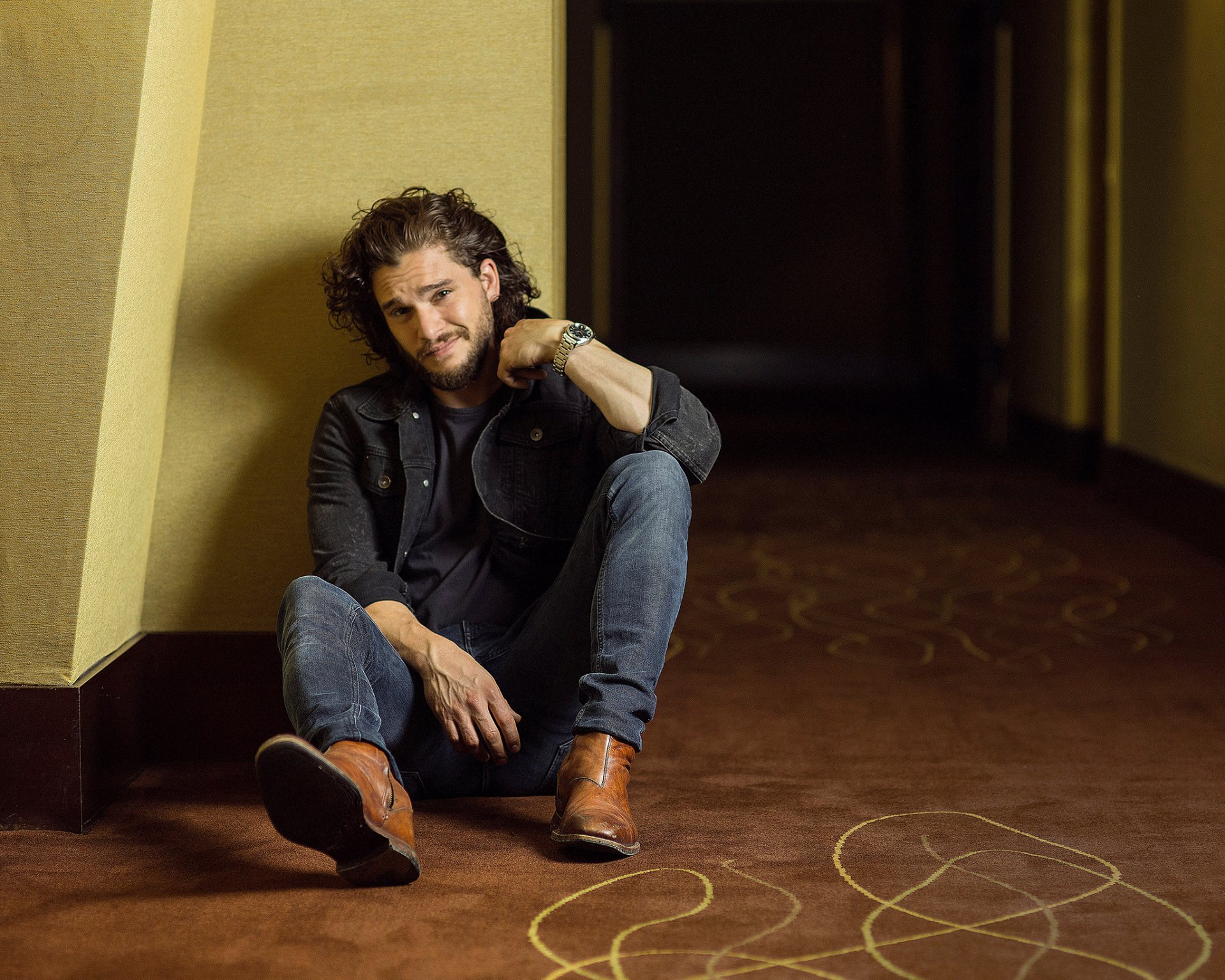 kit harington set harrington attore seduto sul pavimento giacca jeans servizio fotografico paris match foto vincent capman