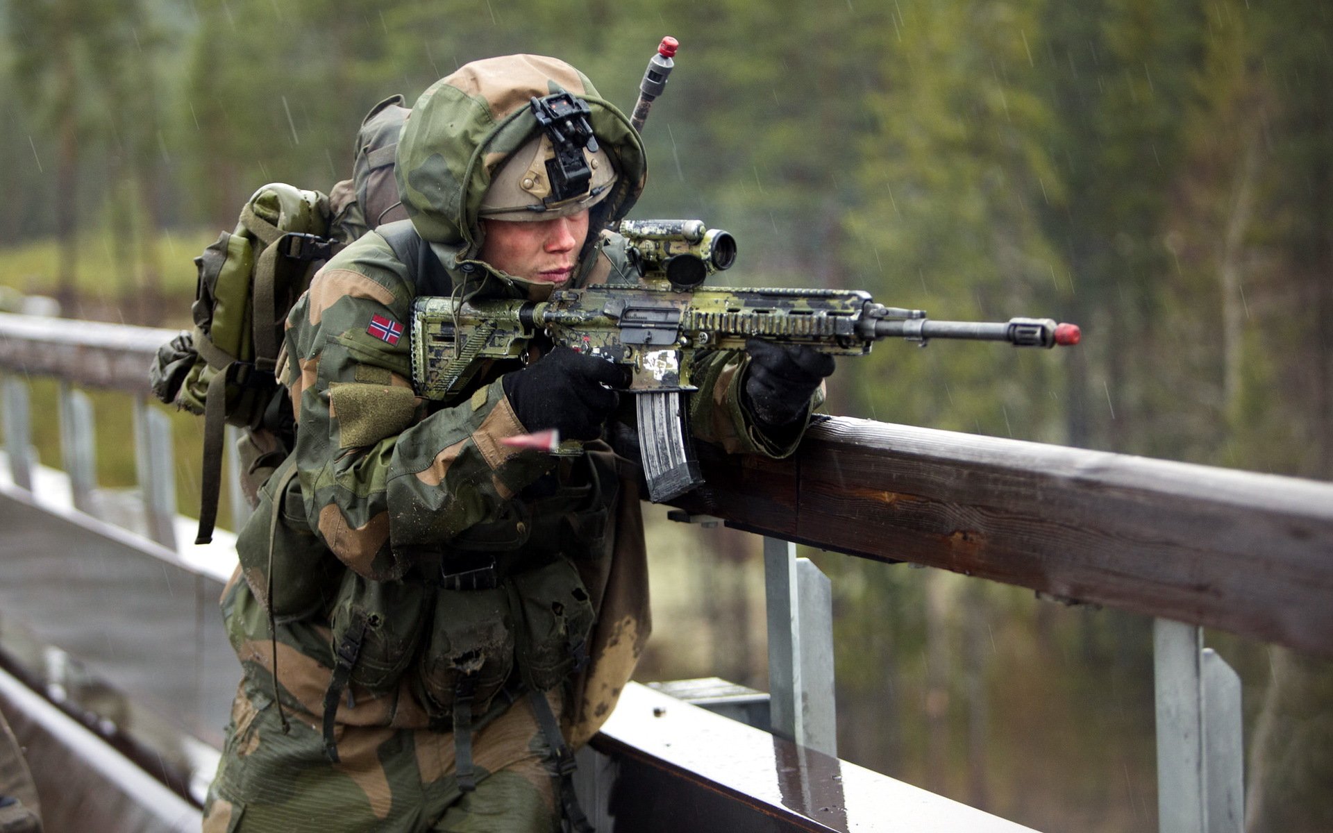 norwegian army men weapon