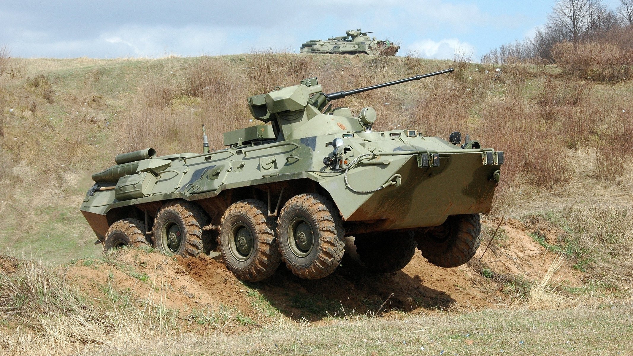 btr-82am glina brudny dwa rosja transporter opancerzony