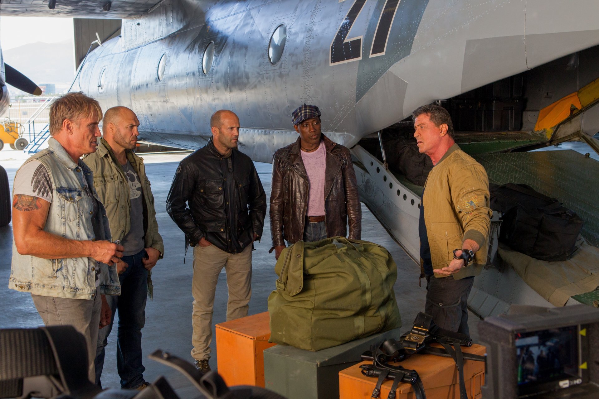 the expendables 3 barney ross sylvester stallone jason statham jason statham wesley snipes randy couture dolph lundgren artillero jensen peaje muelle lee christmas equipaje avión