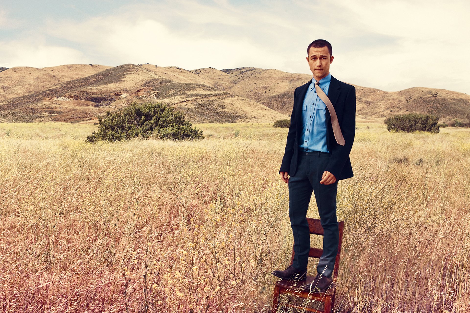 joseph gordon-levitt joseph gordon-levitt acteur chaise costume champ herbe buissons collines séance photo magazine détails photographe norman jean roy