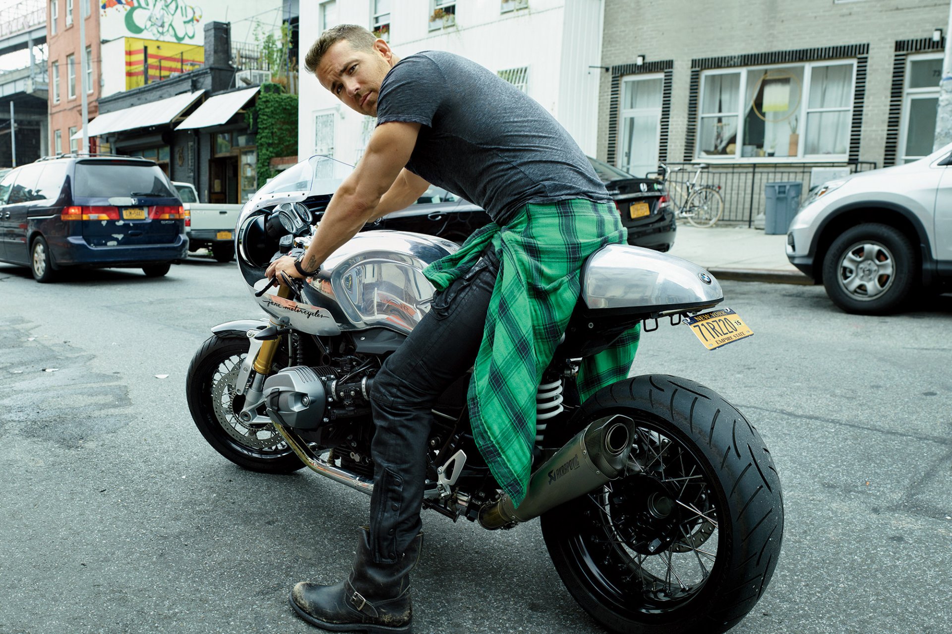 ryan reynolds attore strada moto automobili servizio fotografico peggy orphan gq