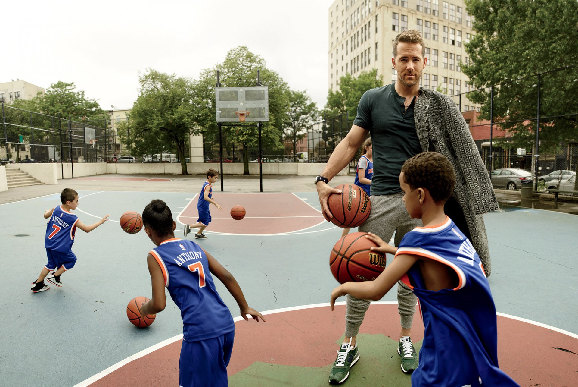 ryan reynolds acteur enfants balles sport terrain de jeu basket-ball séance photo peggy orphan gq