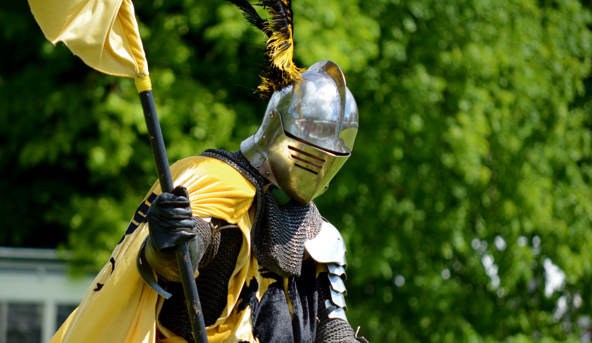 ritter rüstung metall helm federn