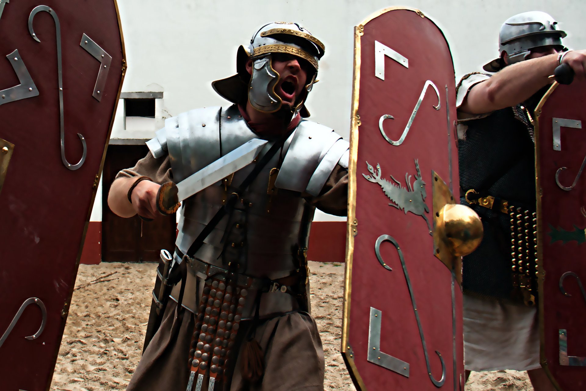 légionnaire homme rome casque épée bouclier armure fond