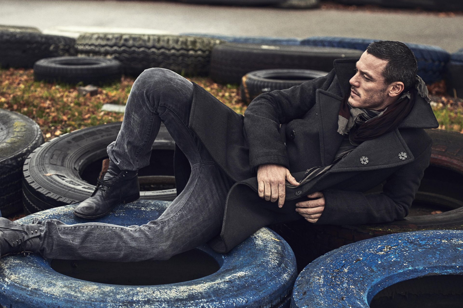 luke evans hombre neumáticos abrigo