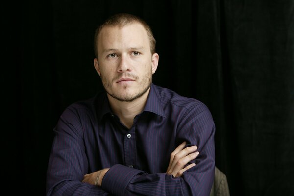 El actor Heath Ledger se pone las manos