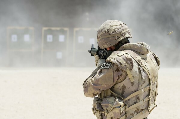 Un soldat tire sur des cibles sur une piste