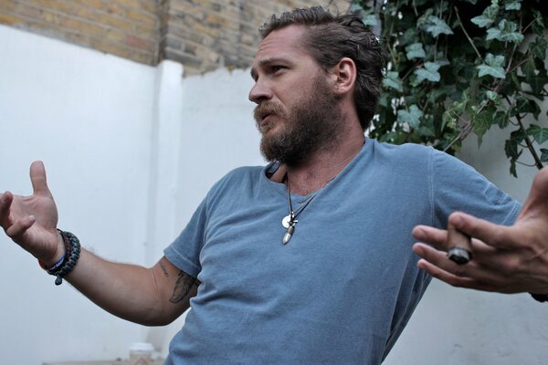 Brutaler Tom Hardy mit einer Zigarre in der Hand