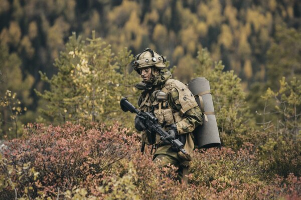 Equipaggiamento di un soldato Norvegese nei boschi