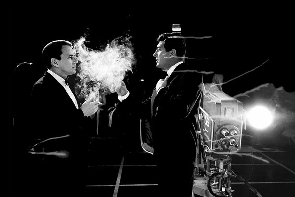Фрэнк синатра и декан мартин курят сигары