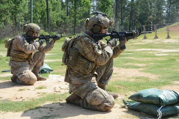 Soldados en el ejército con armas en ejercicios