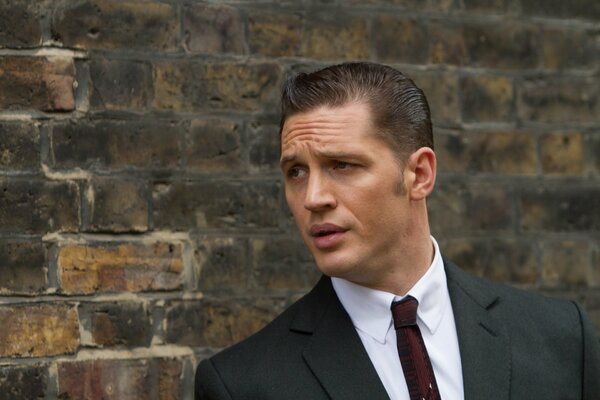 Tom Hardy con un espressione interrogativa