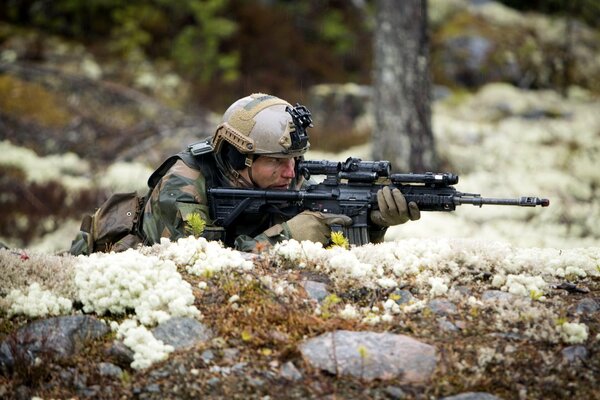 Soldado tendido en una emboscada con armas