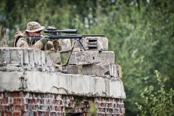 Scharfschütze mit Langstreckengewehr bei Übungen